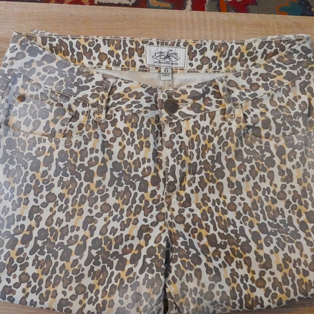 The NEW NEUTRAL Ladies One5One Leopard Jeans. Size 6